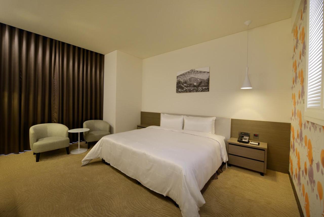 Golden Tulip Glory Fine Hotel Тайнань Екстер'єр фото